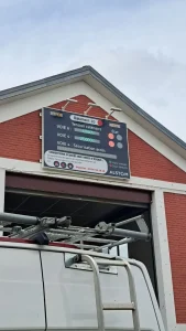 Afficheur LED centralisé installé sur site industriel ferroviaire