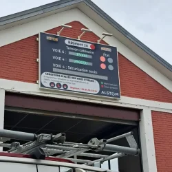Afficheur LED centralisé installé sur site industriel ferroviaire
