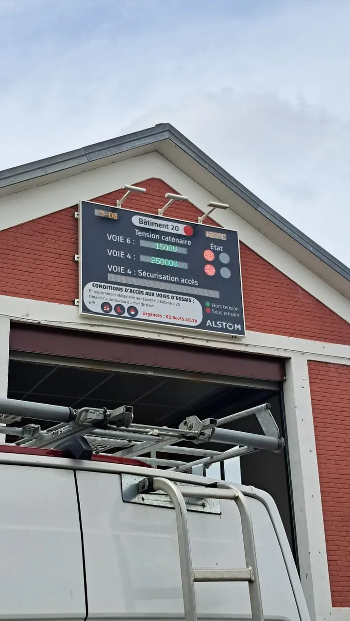 Afficheur LED centralisé installé sur site industriel ferroviaire