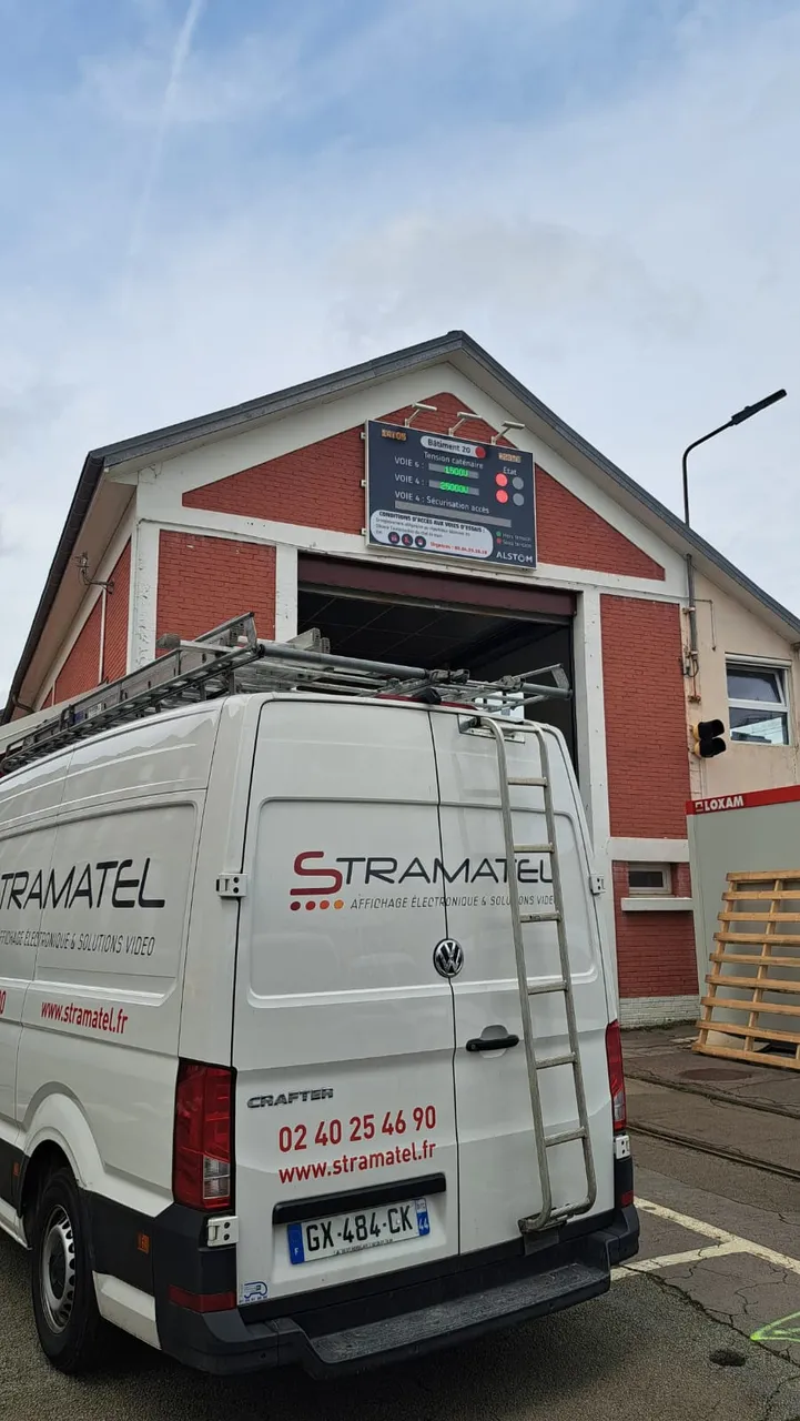 Afficheur LED centralisé installé sur site industriel ferroviaire