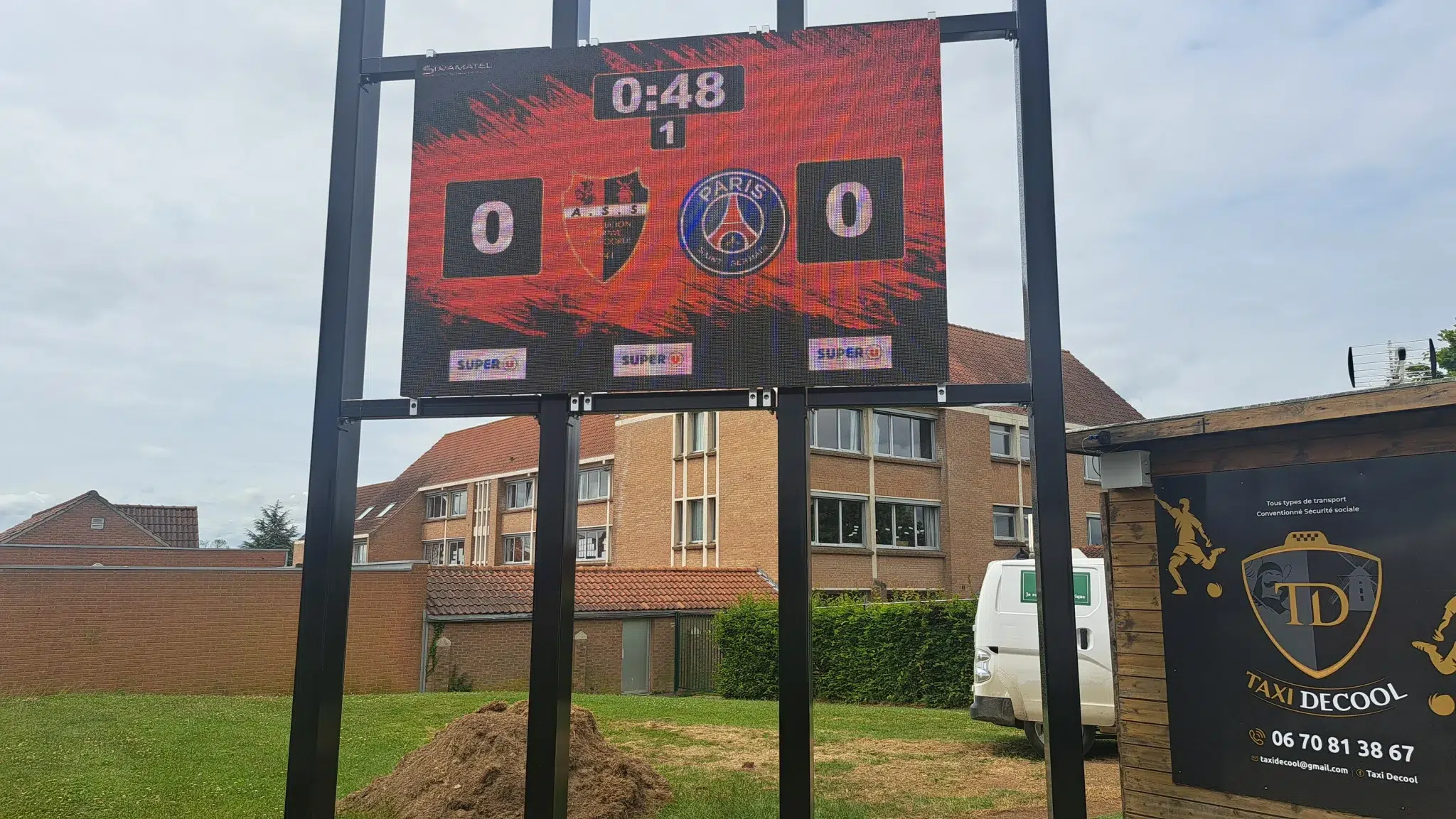 Écran vidéo LED personnalisé rouge et noir Steenvorde