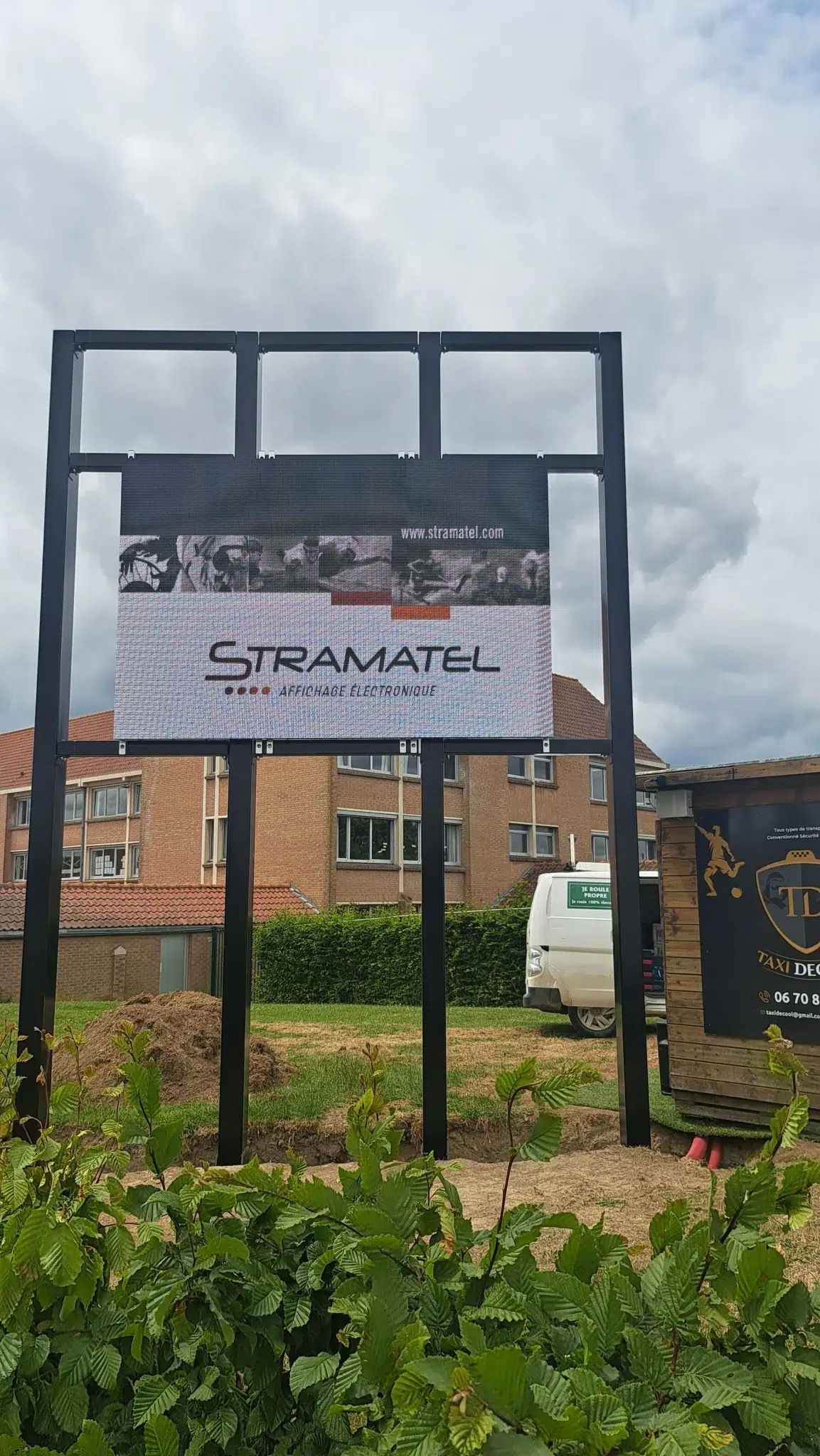 Installation écran vidéo LED stade Steenvorde