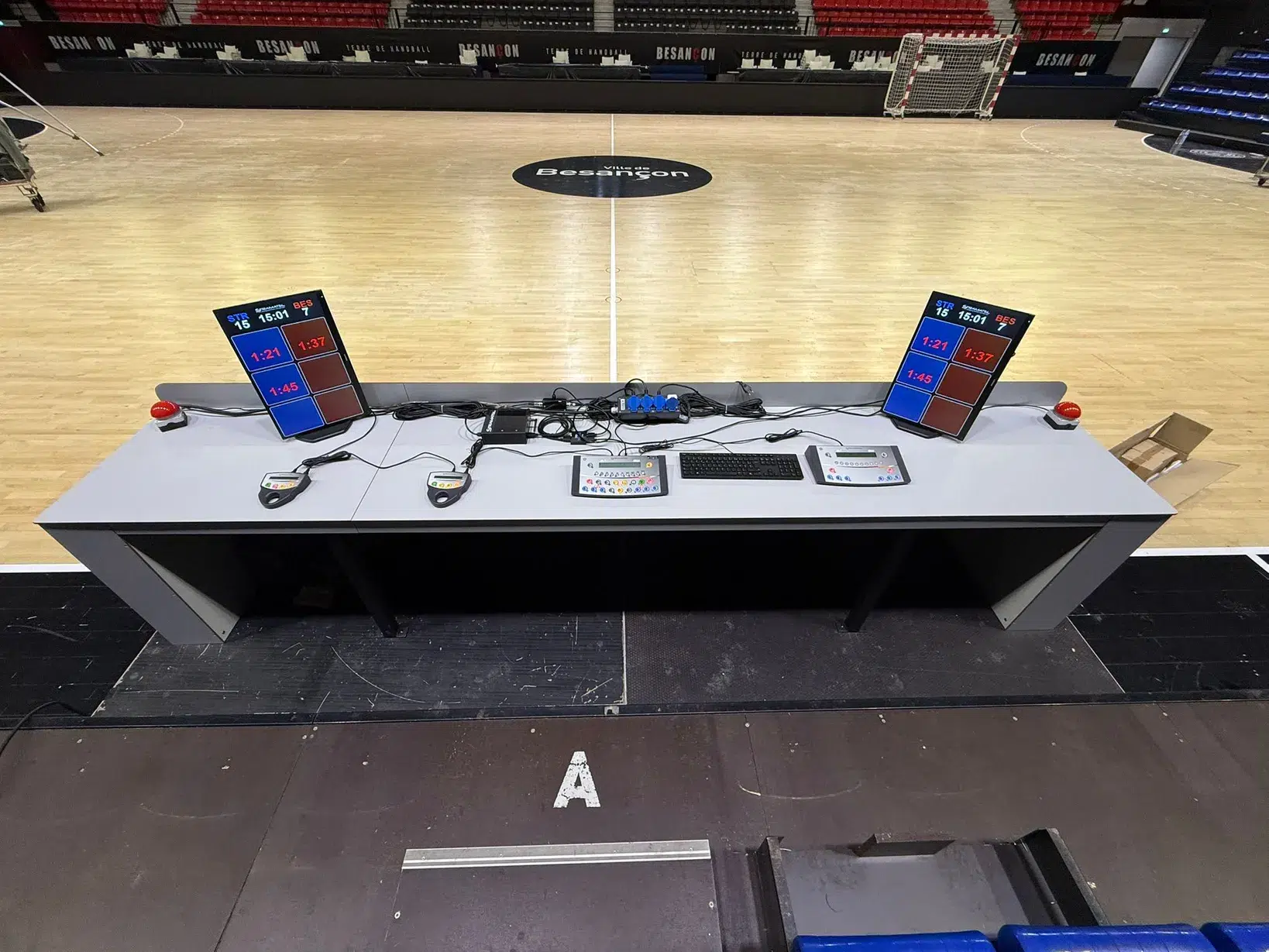Installation affichage handball LNH 2025 Palais Sports Besançon Stramatel