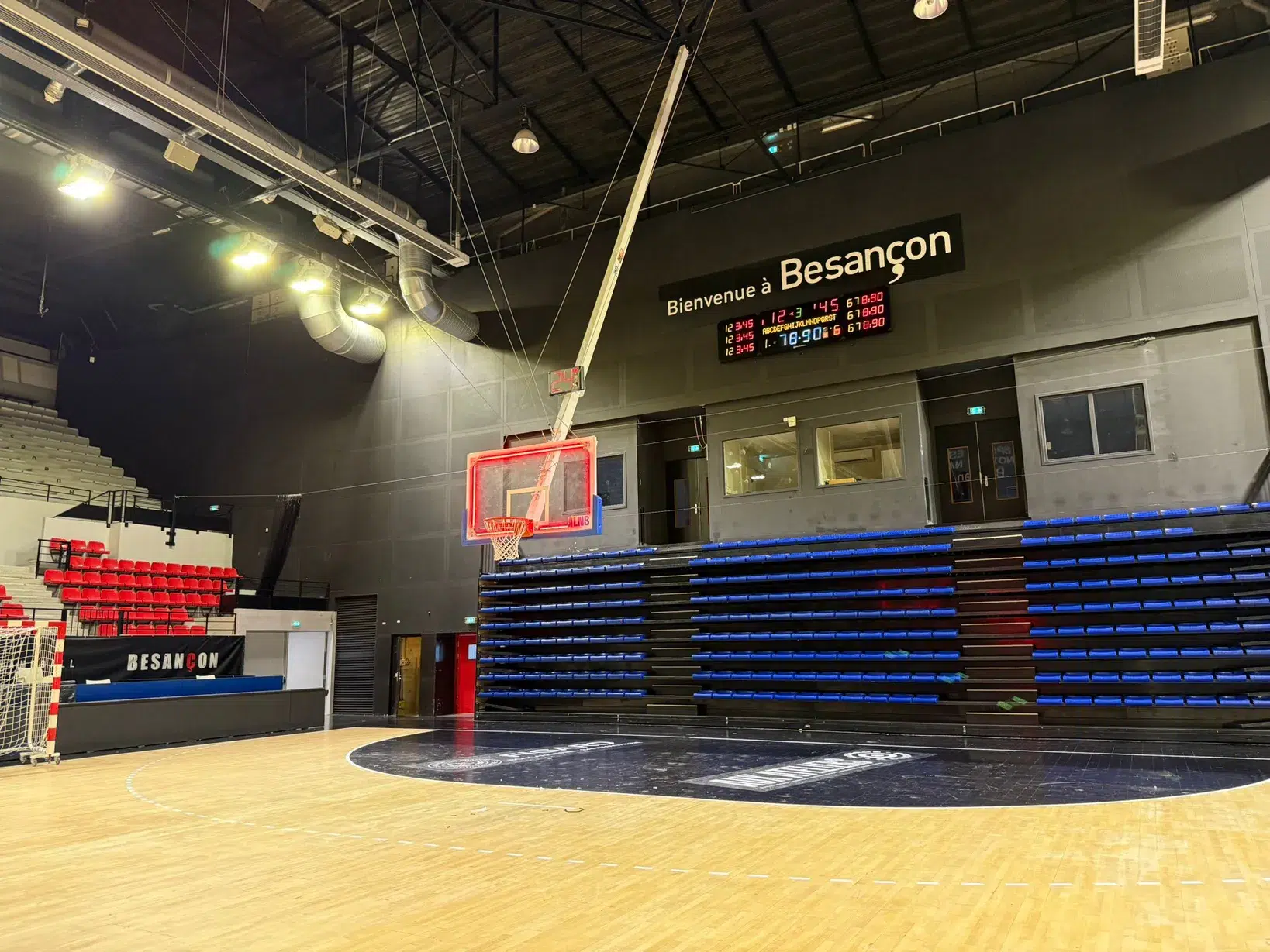 Installation affichage handball LNH 2025 Palais Sports Besançon Stramatel