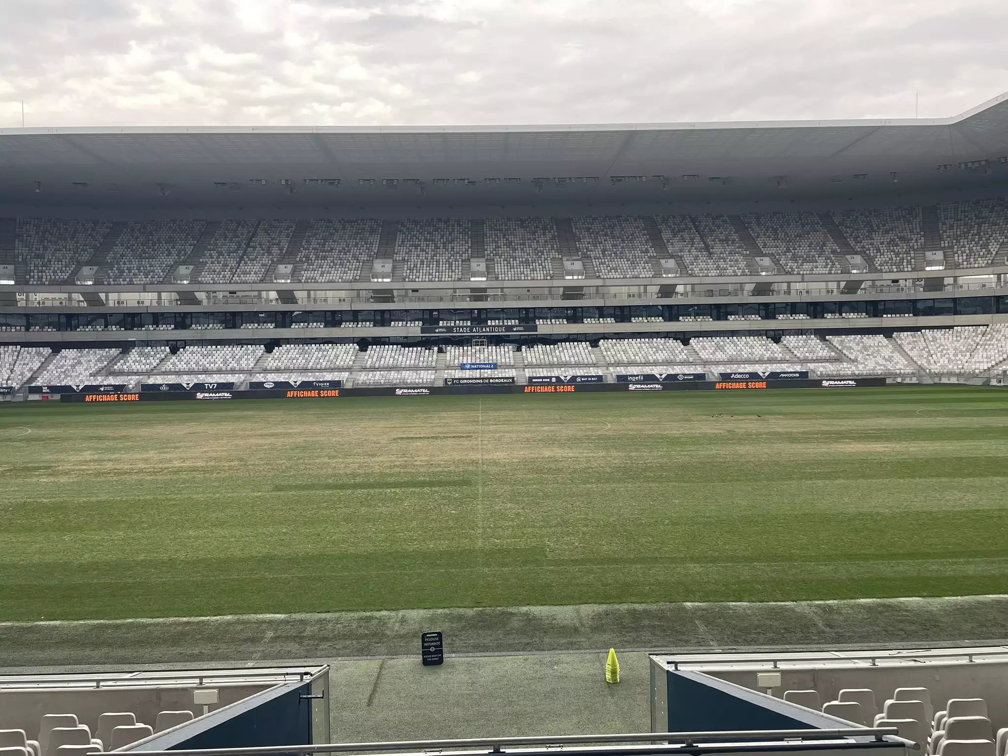 Panneaux LED bord de terrain Stramatel installés au Matmut Atlantique