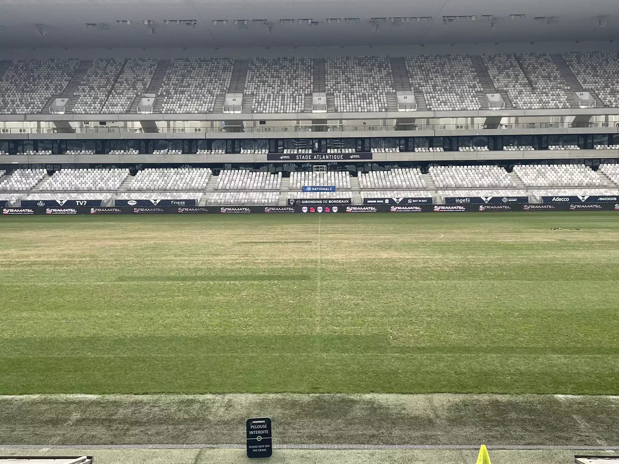 Panneaux LED bord de terrain Stramatel installés au Matmut Atlantique