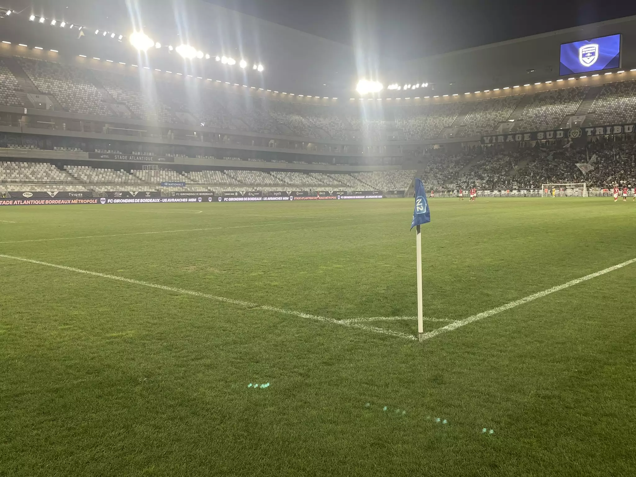 Panneaux LED bord de terrain Stramatel installés au Matmut Atlantique