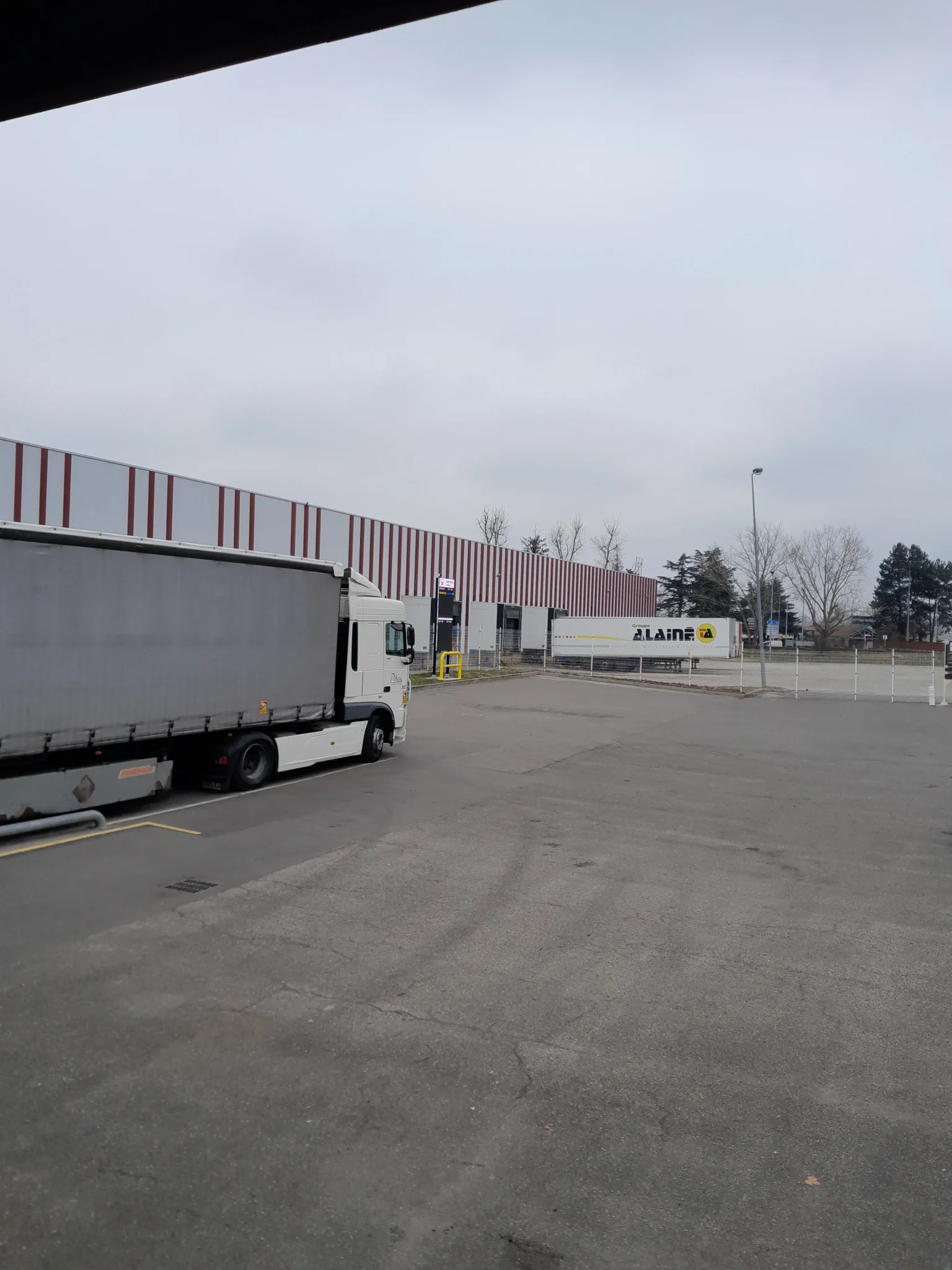 Écran vidéo LED Stramatel pour l’appel camion chez JDE