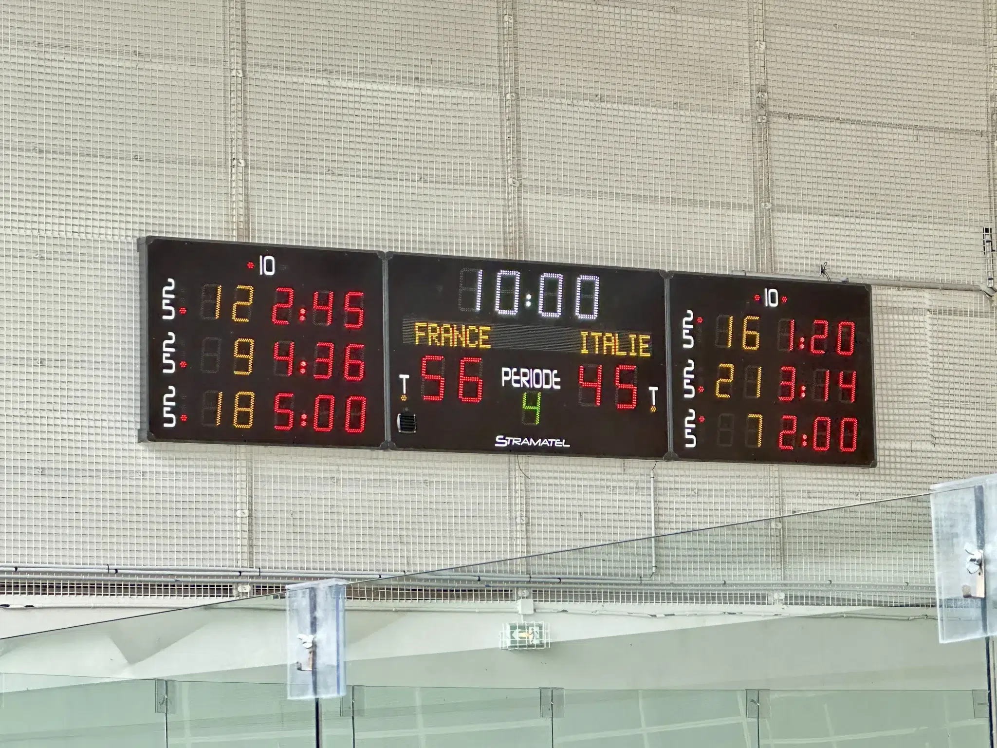 afficheur score patinoire Stramatel GB9120-2 à la patinoire de Mantes-la-jolie