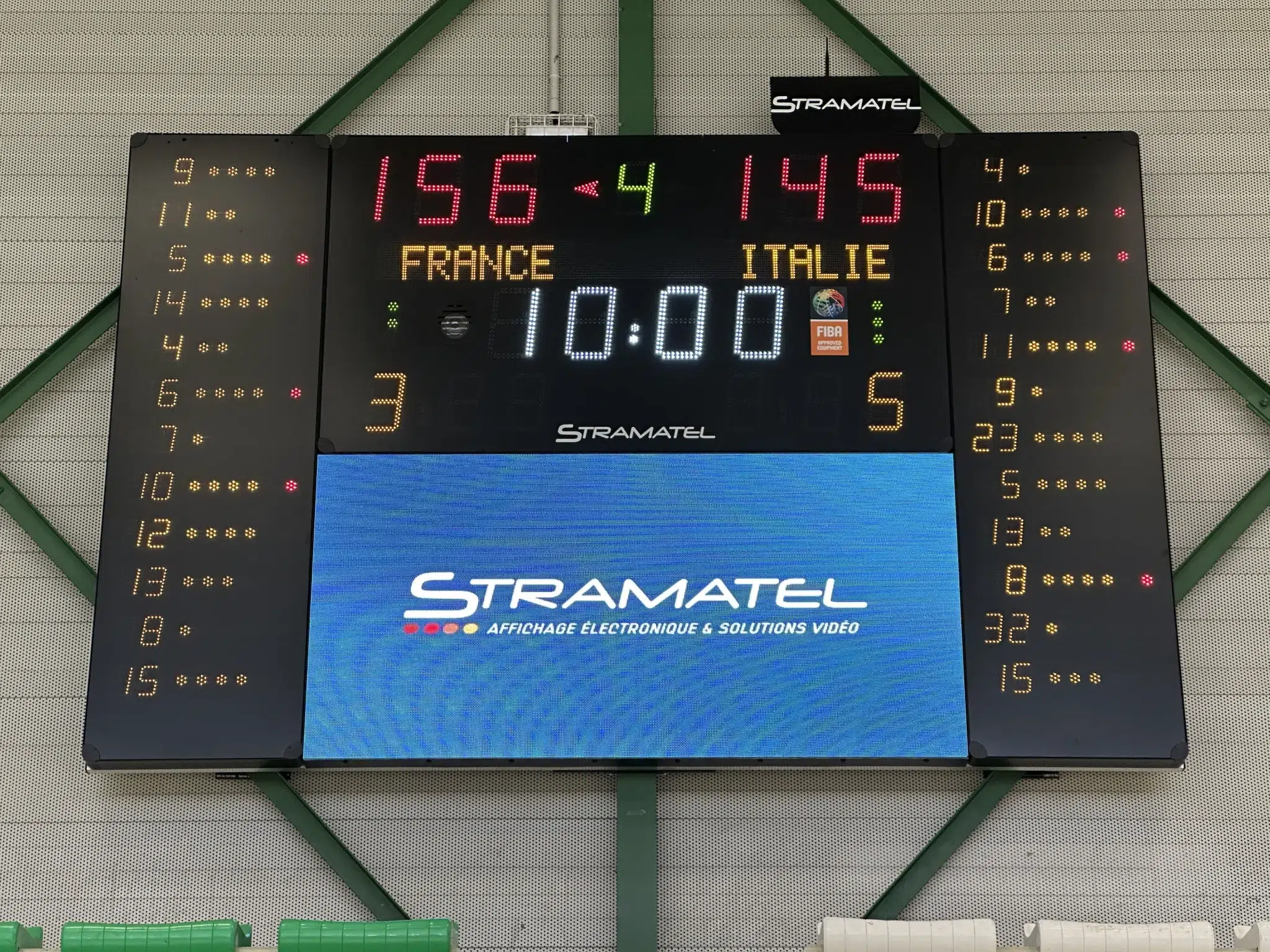 Tableau de score Stramatel 452 MB7120-2 avec écran vidéo au Palais des Sports de Bondy