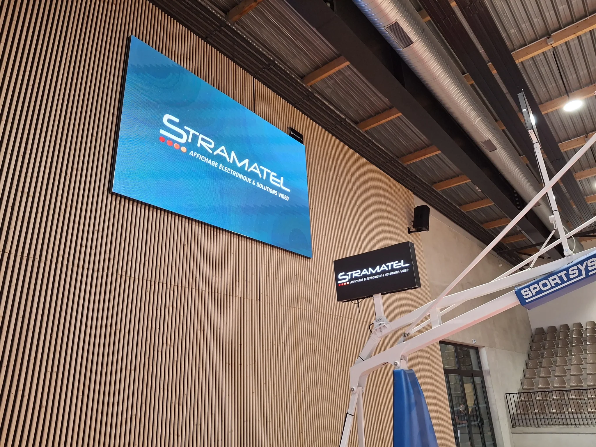 écran vidéo LED 10m² Stramatel et dynamic led double face gymnase Tarare