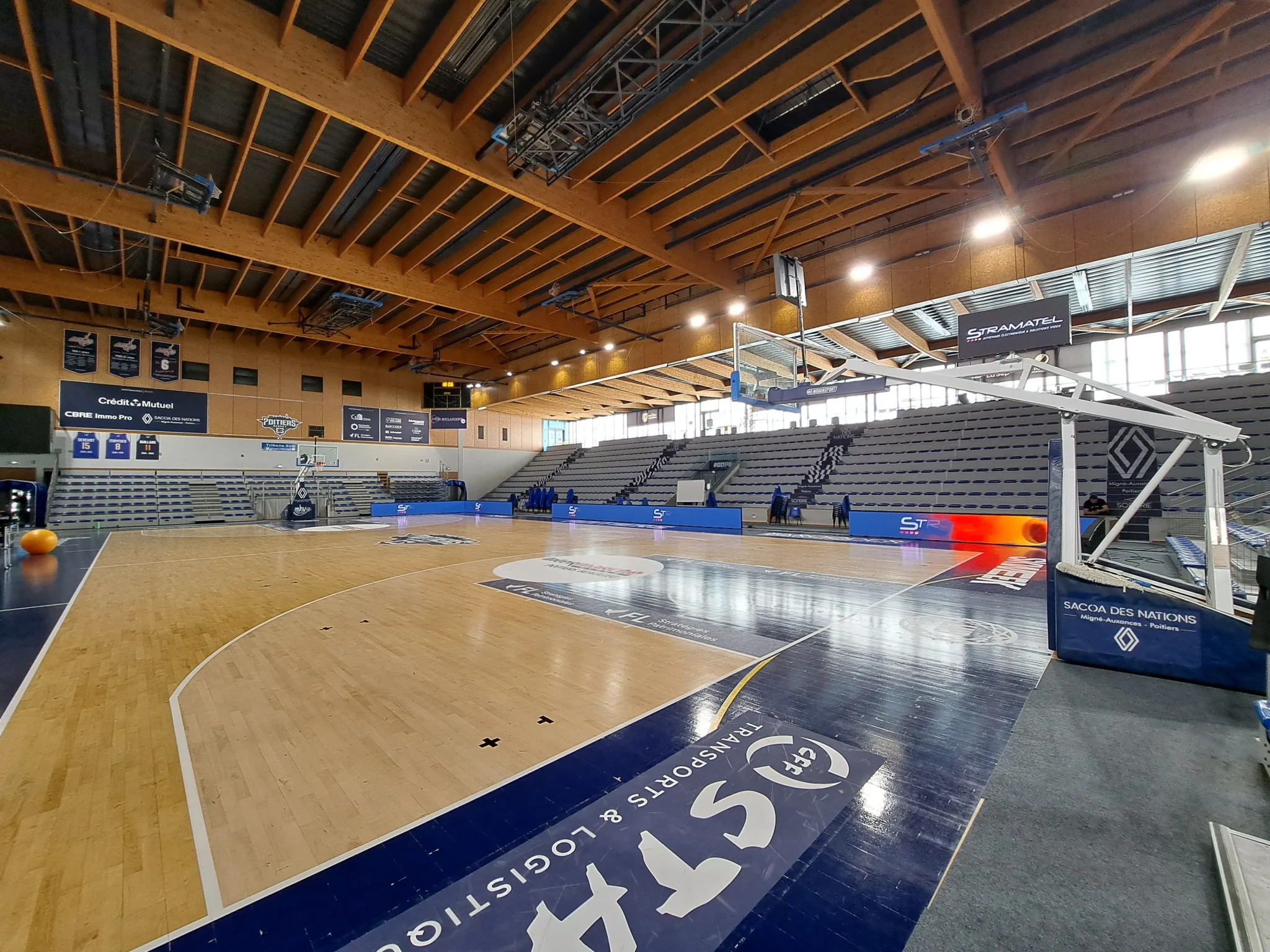 Installation LED Stramatel 40m pour Poitiers Basket 86