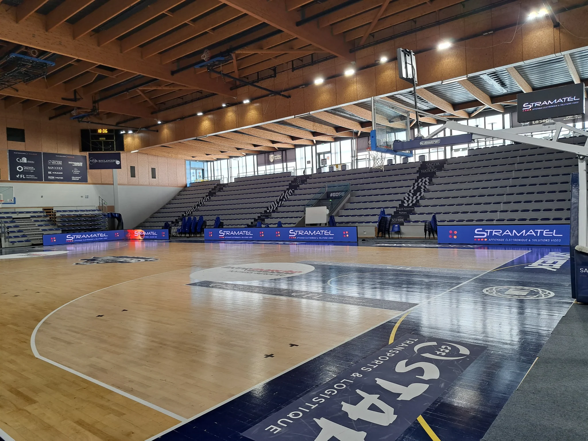 Dynamic LED double face sur but de basket