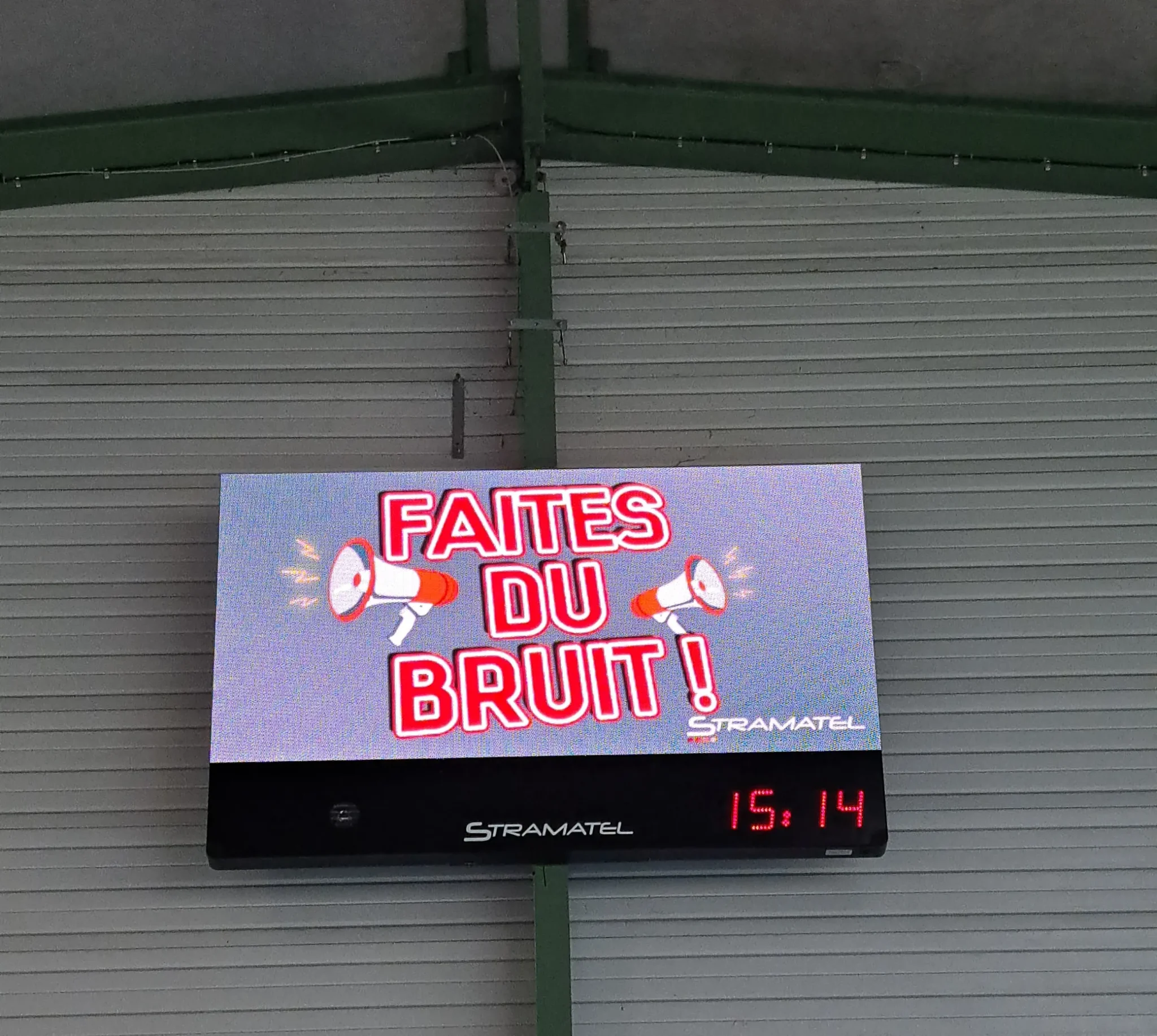 Installation d'un SL Video Scoreboard Stramatel dans le gymnase de la ville de Charnas