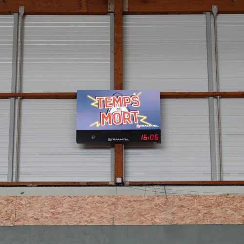 Afficheur vidéo sportif SL Video Scoreboard Stramatel installé dans gymnase avec Animation de temps mort