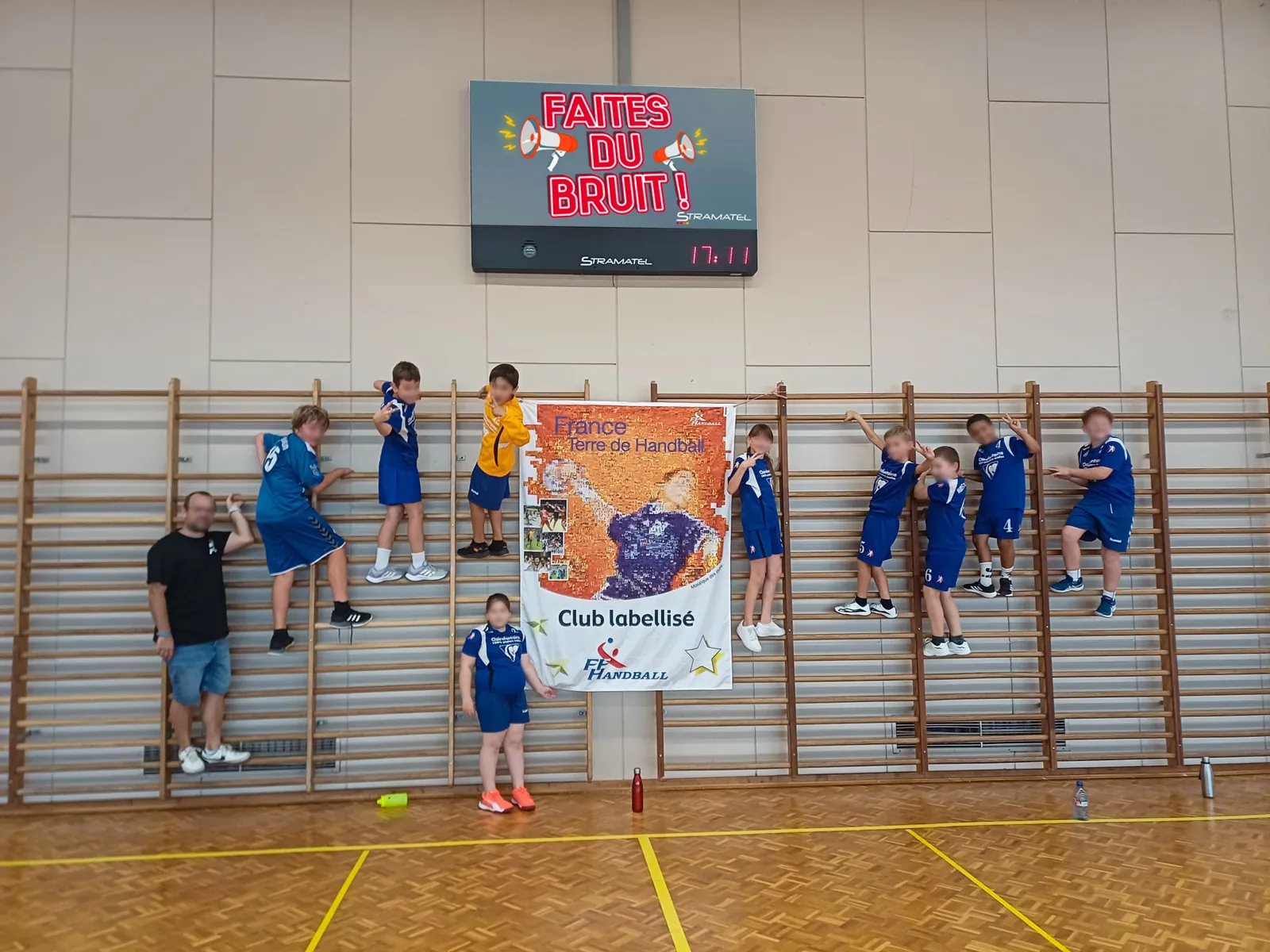 Afficheur vidéo sportif SL Video Scoreboard Stramatel installé dans gymnase handball Fessenheim avec score et publicité sponsors