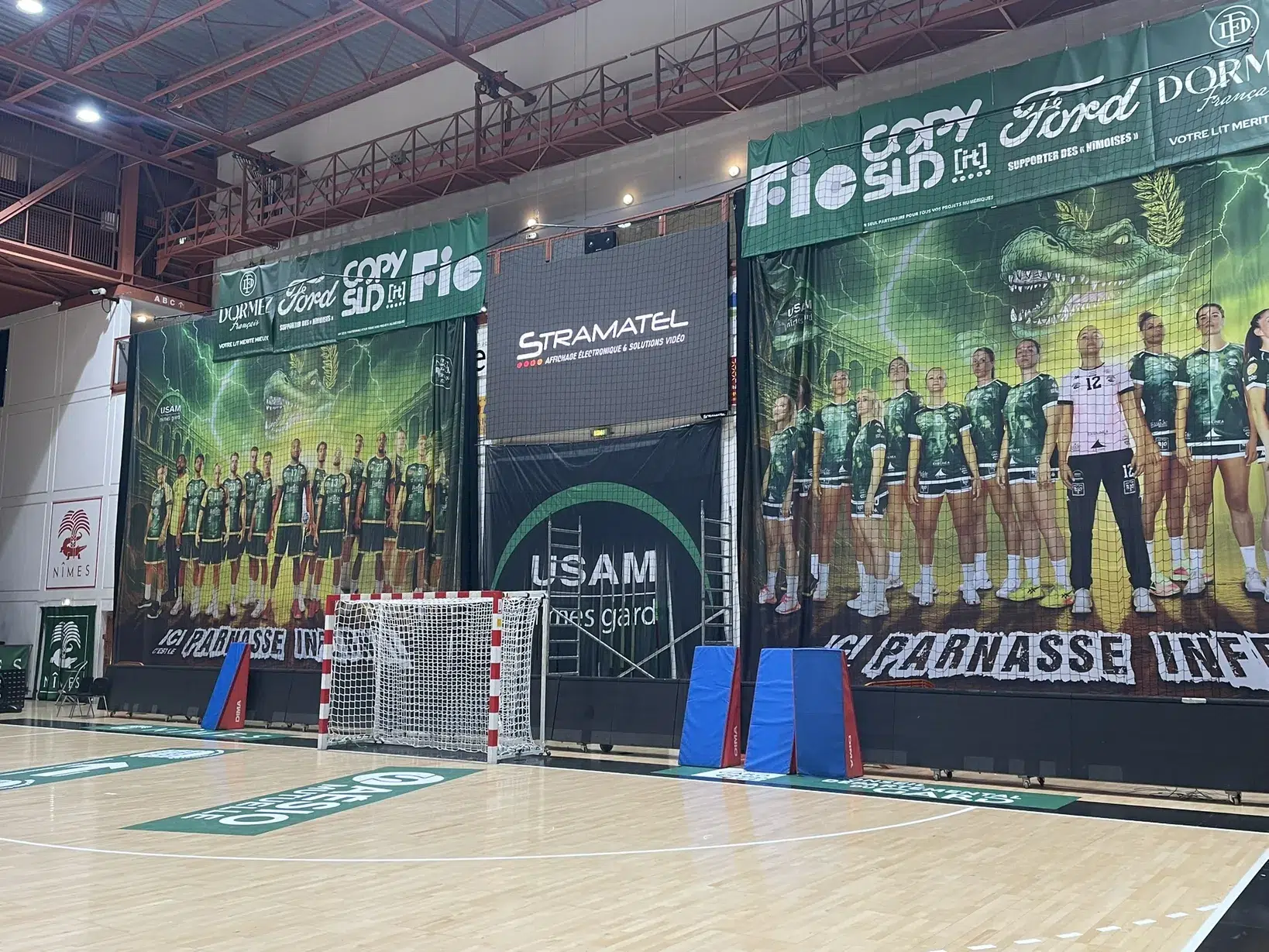 écran vidéo Stramatel dans la salle Le Parnasse - Handball Nîmes