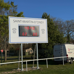 Afficheur de score football Stramatel 452 FRB installé au stade de Saint-Martin-d’Oney.